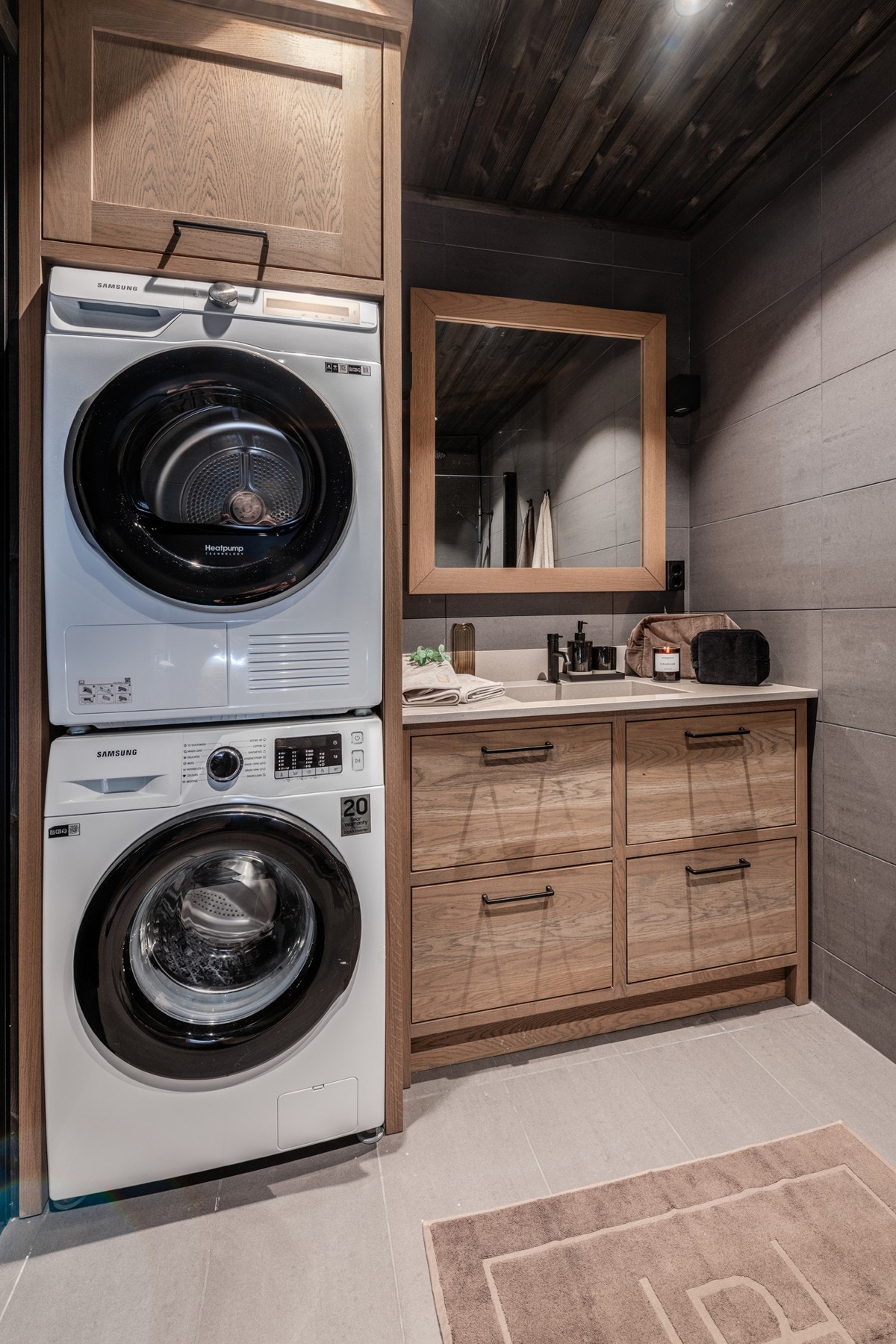 Hovedbadet har også plassbygd baderomsinnredning med nisje til vaskemaskin og tørketrommel Galleribilde