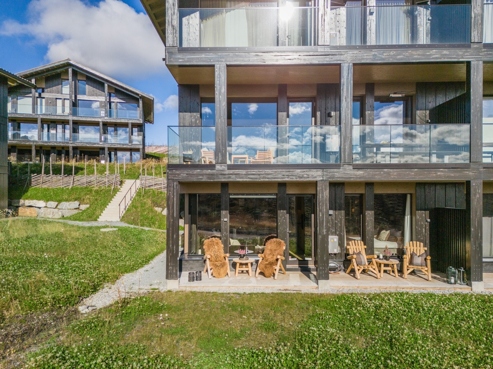 Leiligheten ligger i første etasje og har eget uteområde Galleribilde