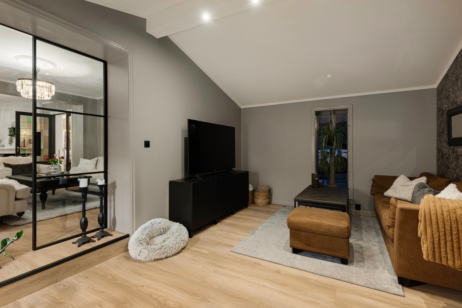 Glassdører inn mot hovedstue som deler boligen opp i flere soner Galleribilde