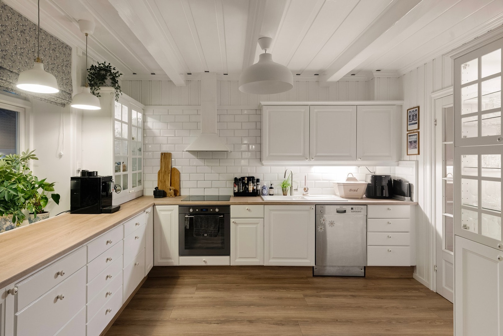 Meget innholdsrikt og koselig kjøkken Galleribilde