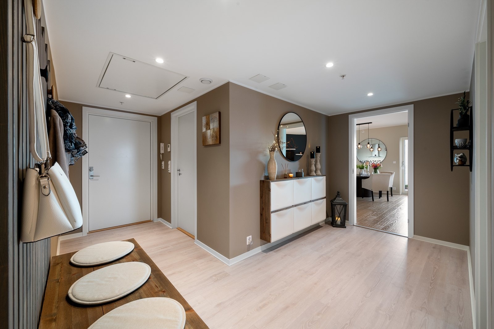 Velkommen inn! Her har man en lys og moderne gang med downlights i tak. Galleribilde