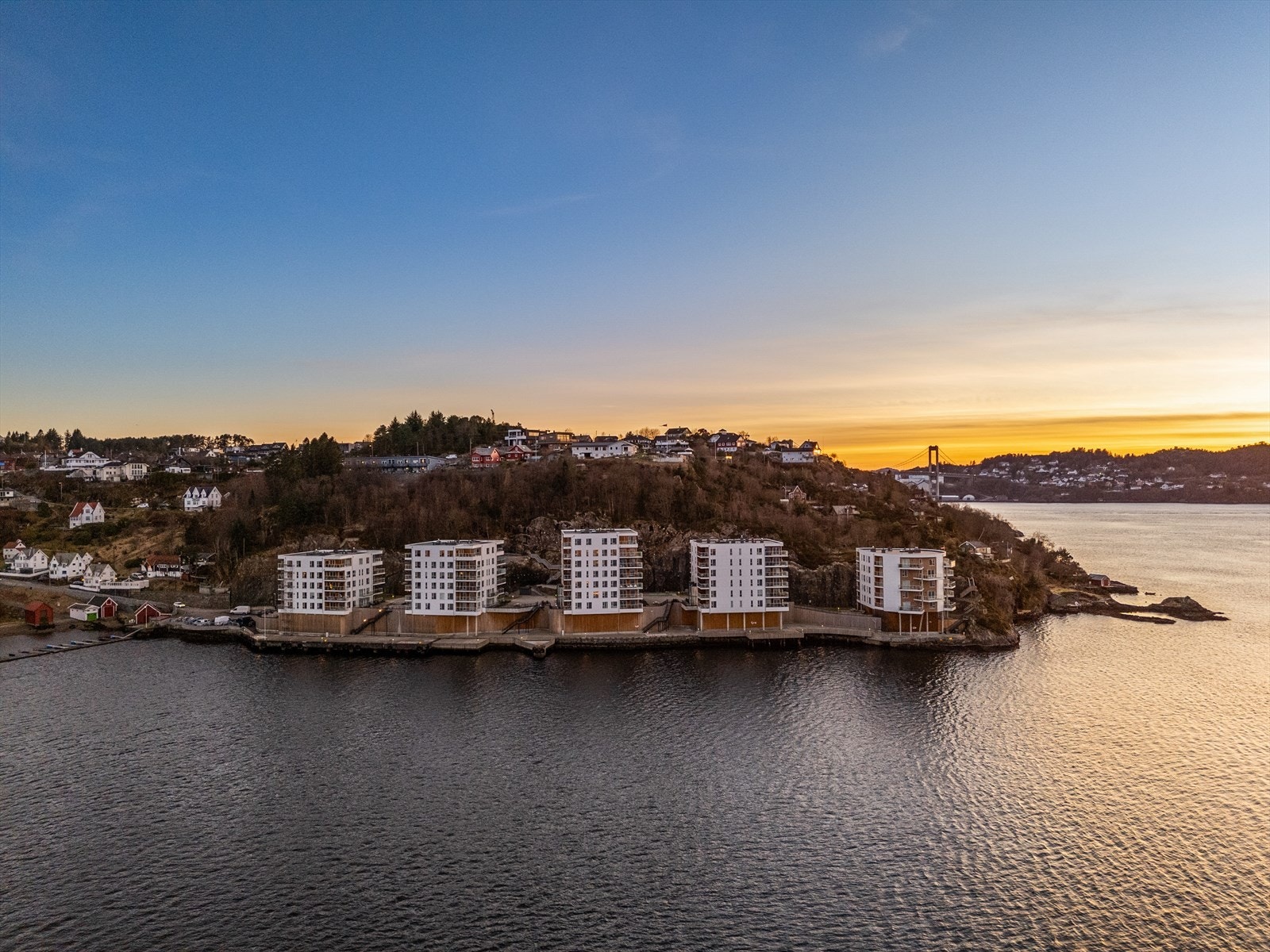 Bygget ligger helt til høyre i bildet og har sjøen som nærmeste nabo! Galleribilde