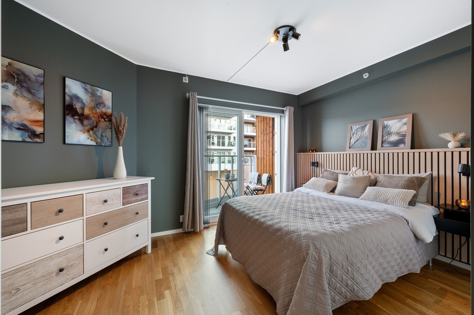 Rommet som i dag blir brukt som hovedsoverom. Rommet har tilkomst til eget bad. Her er også egen terrasse. Galleribilde