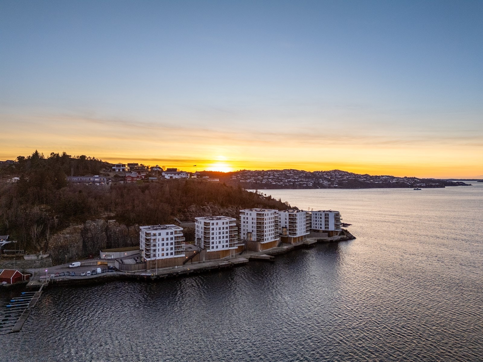 Leiligheten har terrasse på 3 sider av bygget som sikrer sol store deler av dagen. Galleribilde