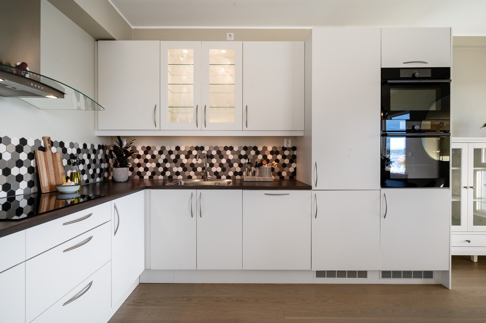 Lyst og moderne kjøkken fra Norema. Galleribilde