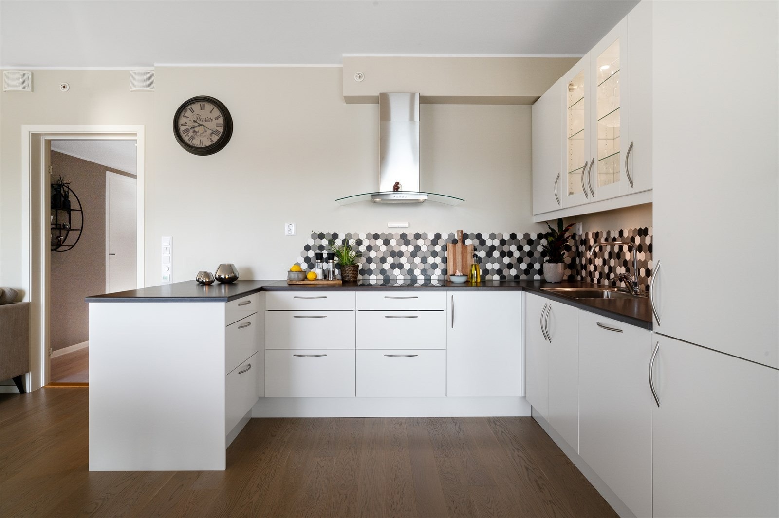 Kjøkkenet har integrerte hvitevarer. Galleribilde