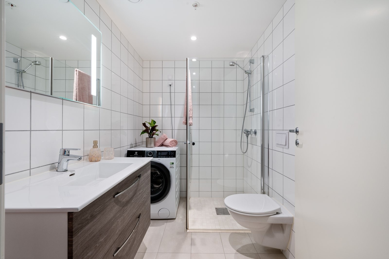 Dette badet har adkomst fra entrè/gang og har downlights i tak. Galleribilde