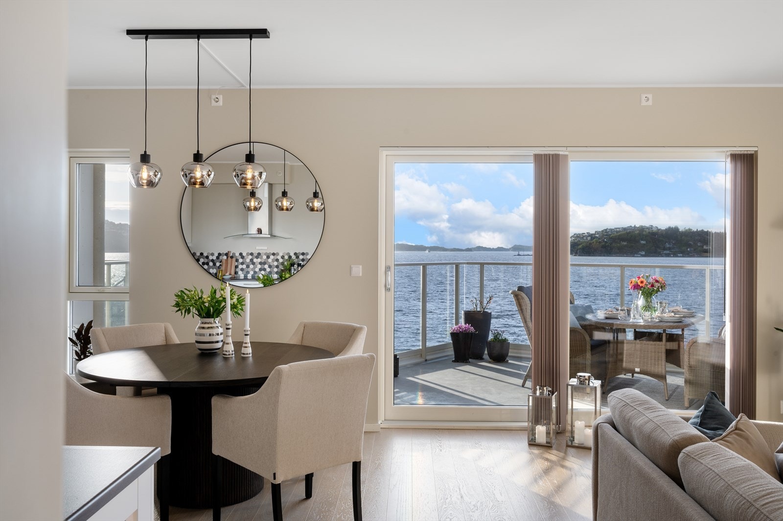 Fantastisk utsikt som sikres fra en stue med masse vindusflater. Galleribilde