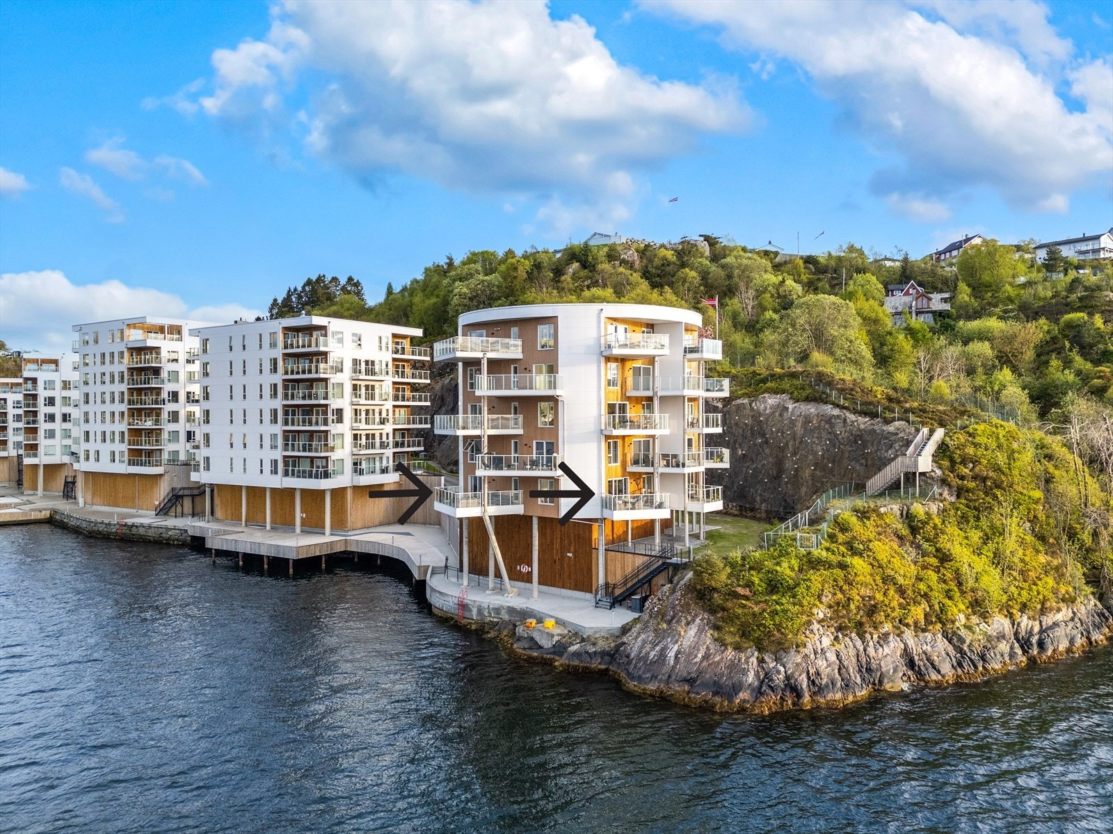 Leiligheten ligger i høy 1 etasje og har 3 terrasser på 3 forskjellige sider av bygget. Dette sikrer sol store deler av dagen. Galleribilde