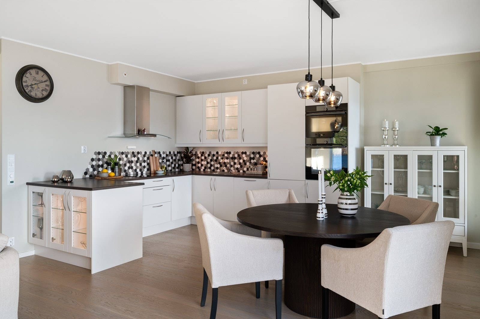 Moderne og flott kjøkken med god plass til spisegruppe. Galleribilde