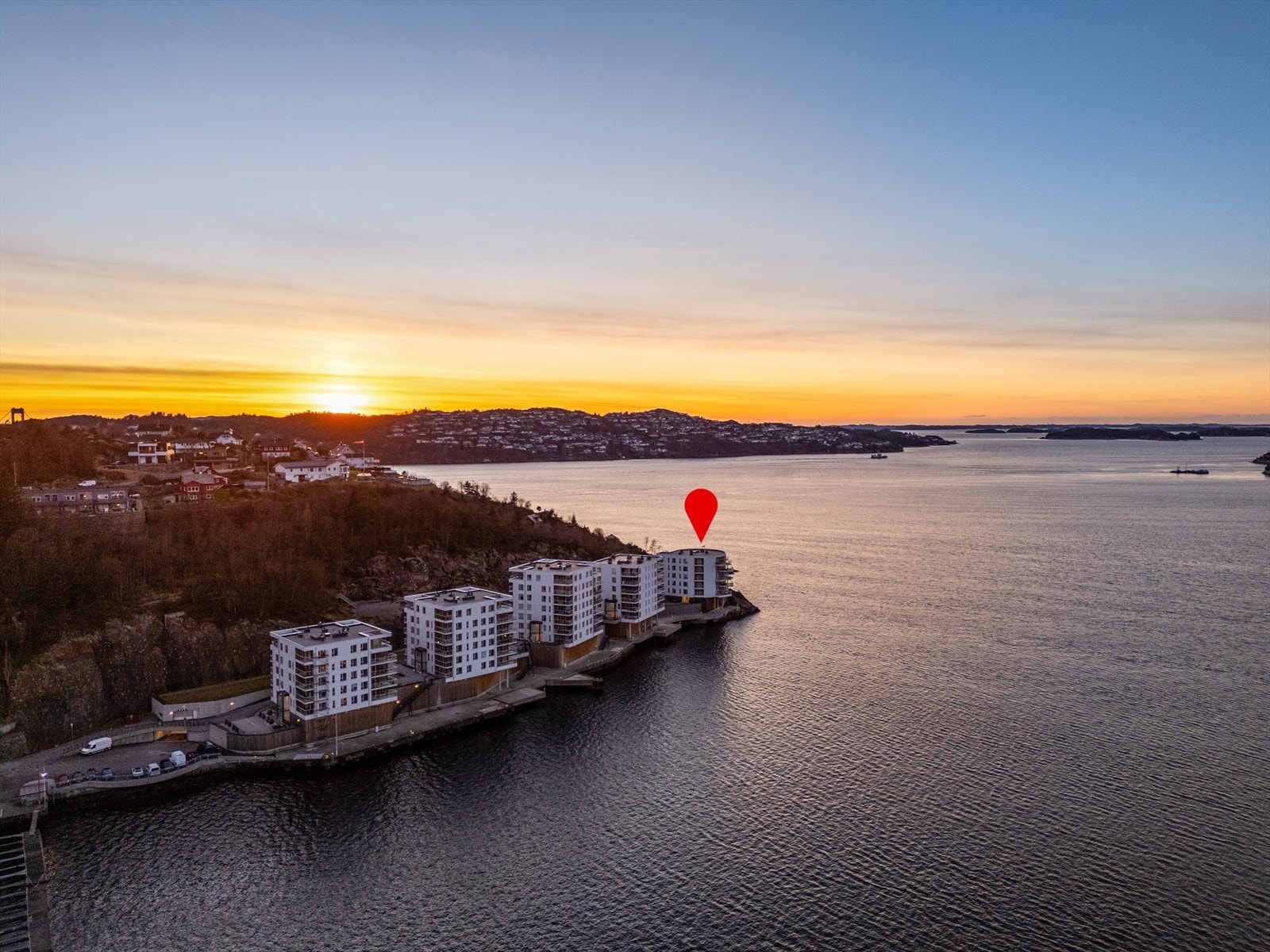 Dette er en leilighet med sjøen som nærmeste nabo og en kan nyte hverdagen fra 3 forskjellige terrasser. Galleribilde