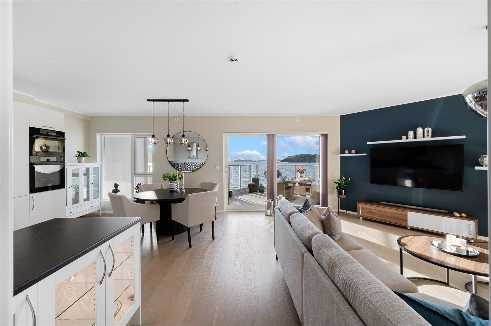 Romslig stue/kjøkkenløsning med plass til både spisebord og sofagruppe. Galleribilde