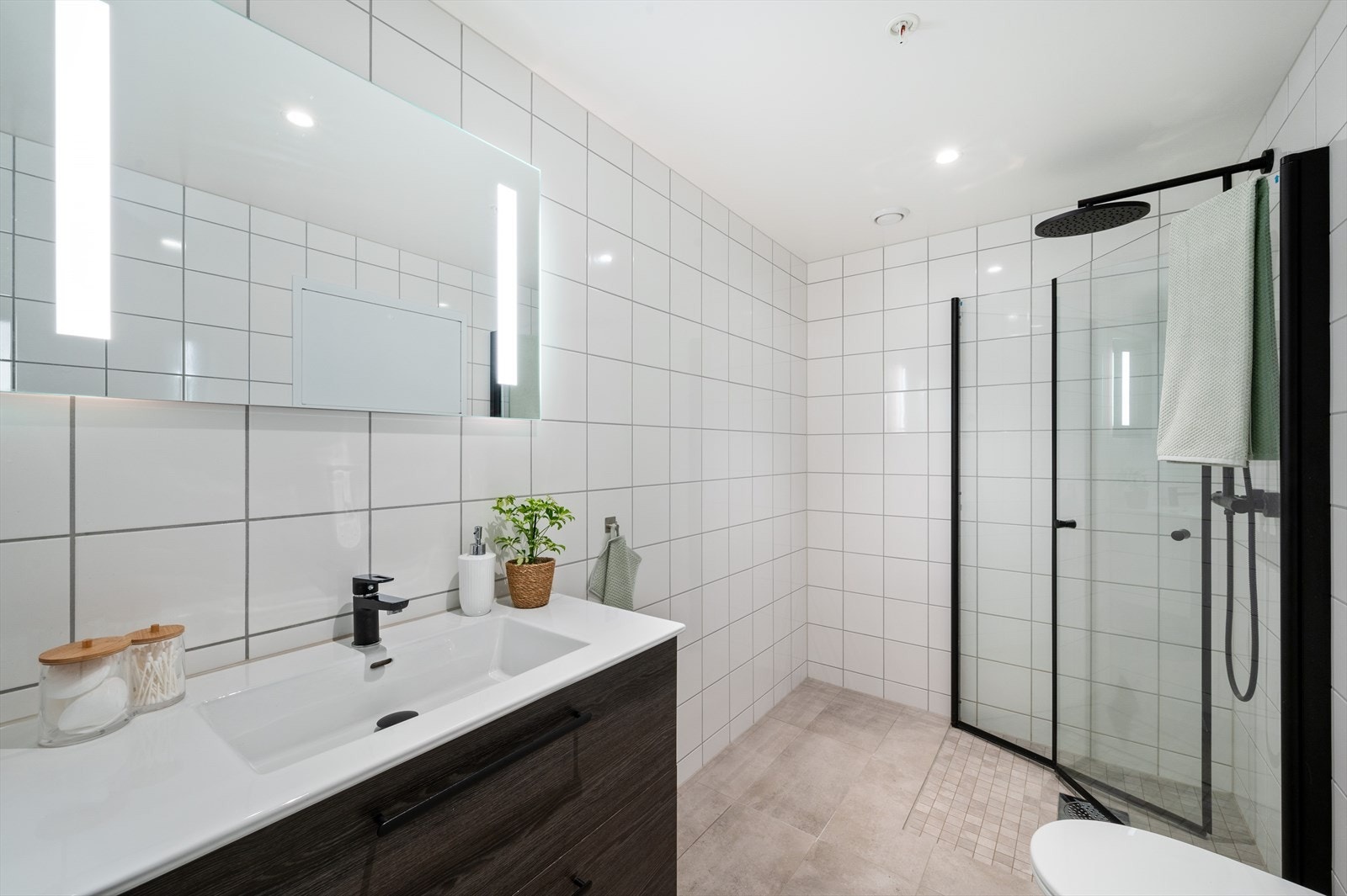 Badet med tilkomst fra hovedsoverom. Galleribilde