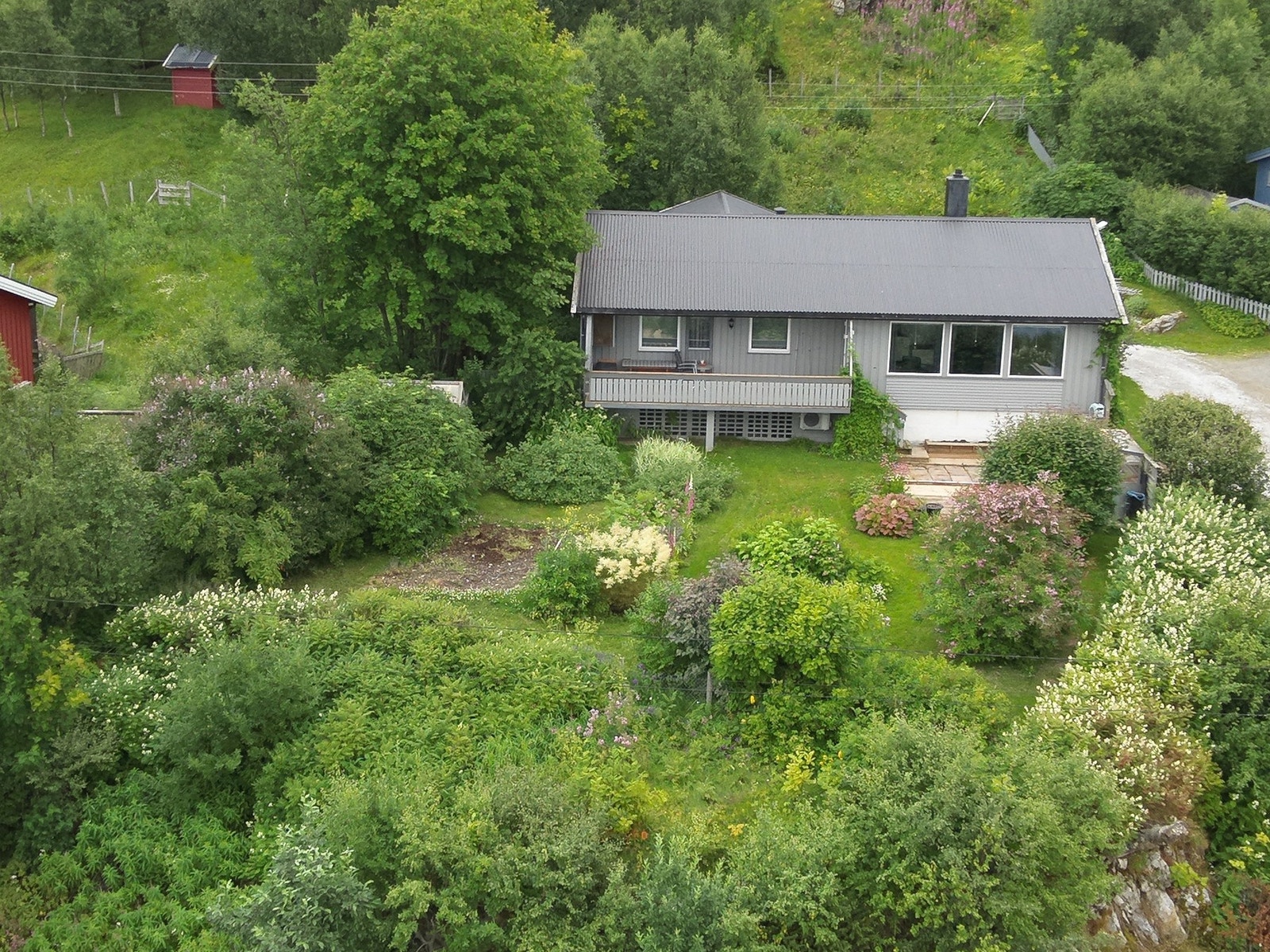 Uteområdet er opparbeidet med fantastisk hage som bogner av planter og busker! Galleribilde