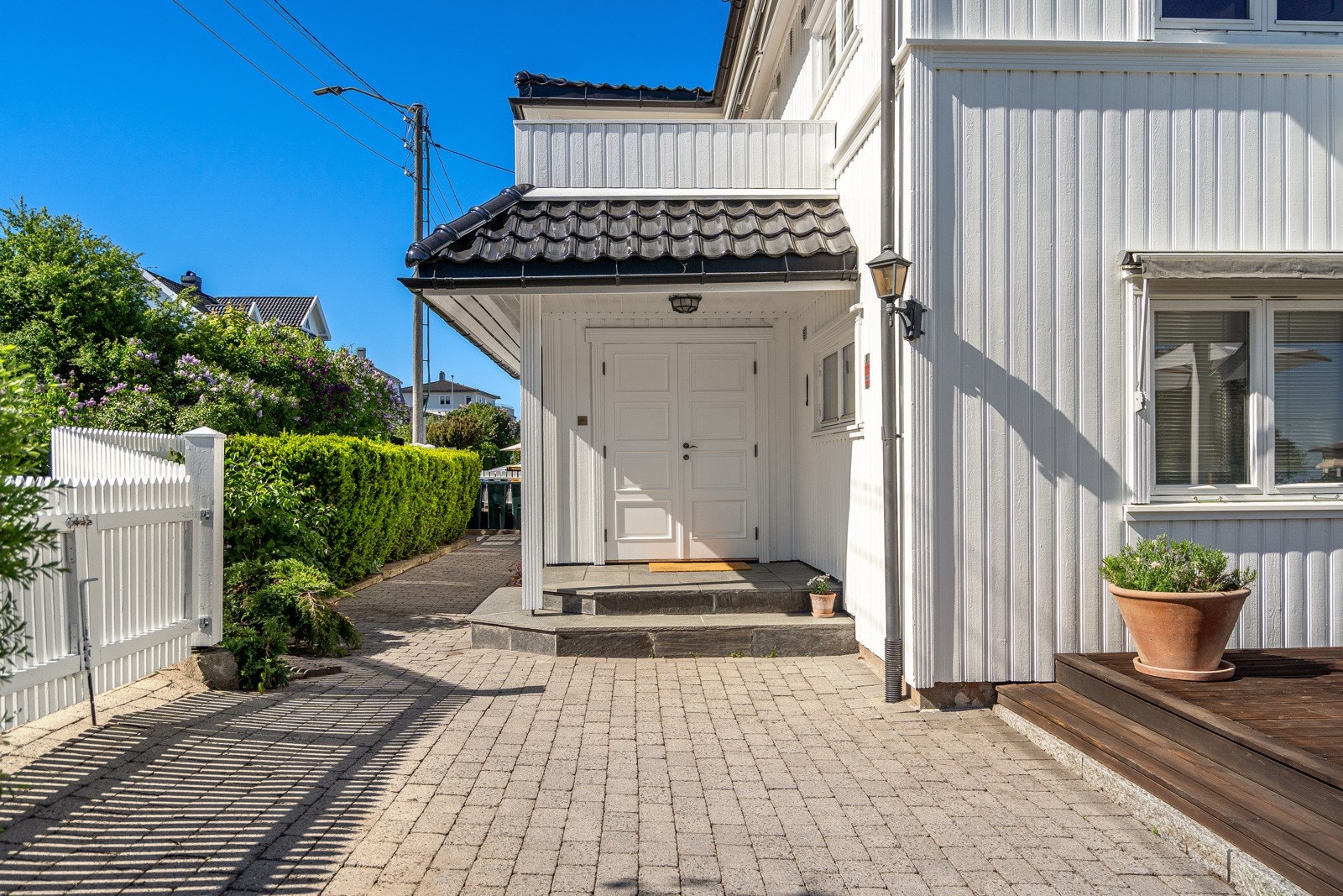 Innbydende inngangsparti med stenlagt gårdsplass Galleribilde
