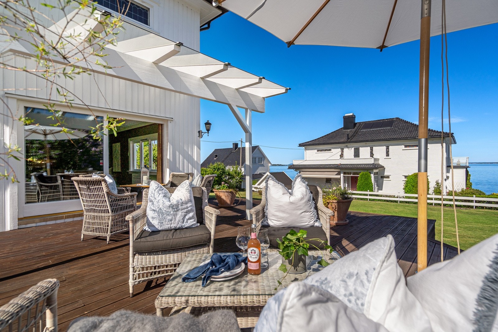 Delvis overbygget terrasse med plass til flere sittegrupper Galleribilde