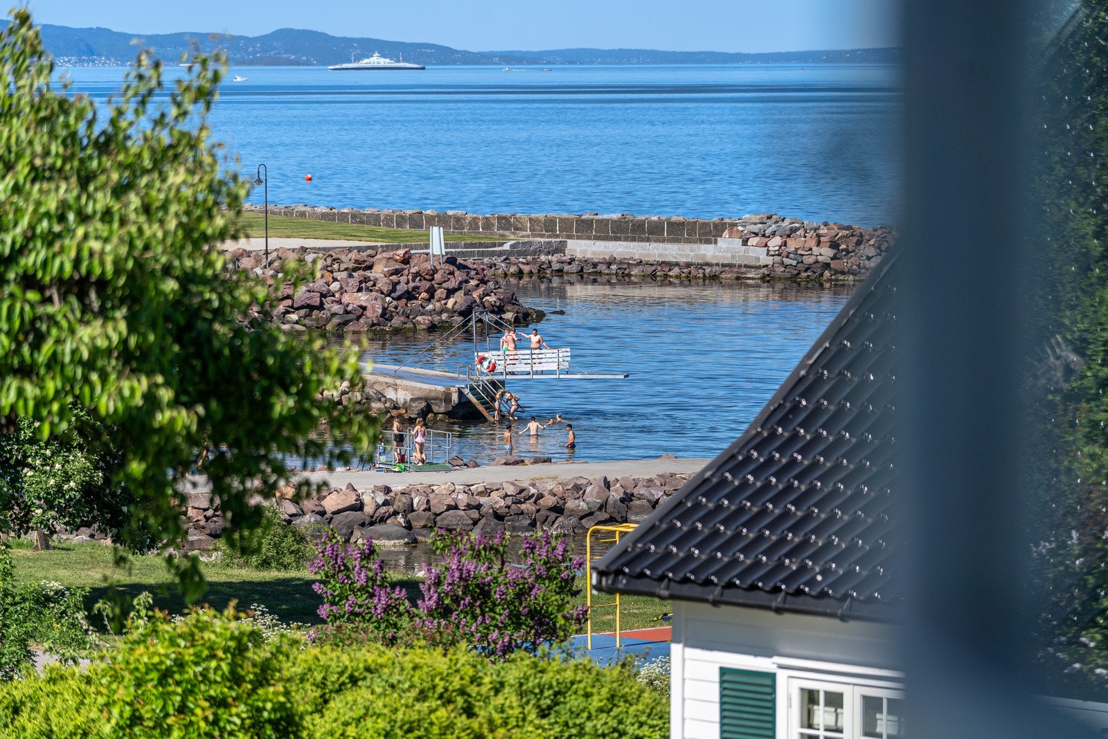 Utsikt mot Åsgårdstrand strand og havn Galleribilde