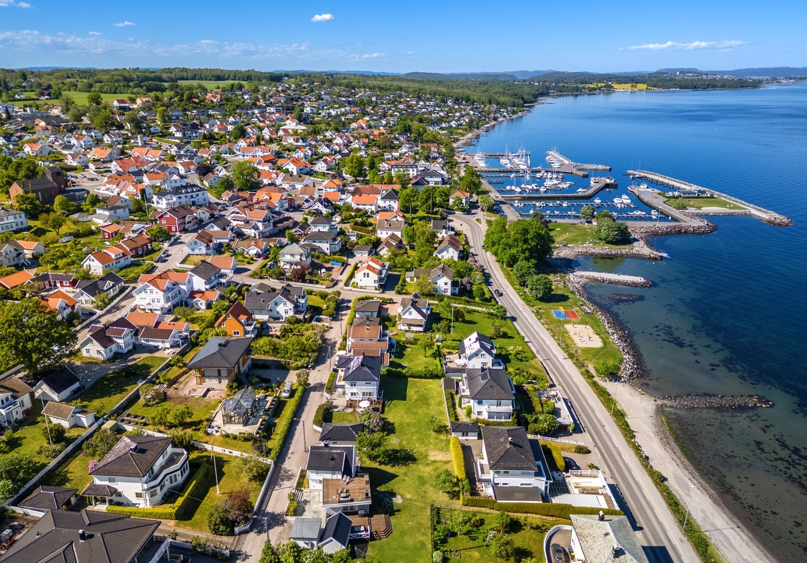 Beliggende i rolig og attarktivt boligområde - Umiddelbar nærhet til sjø og strand Galleribilde