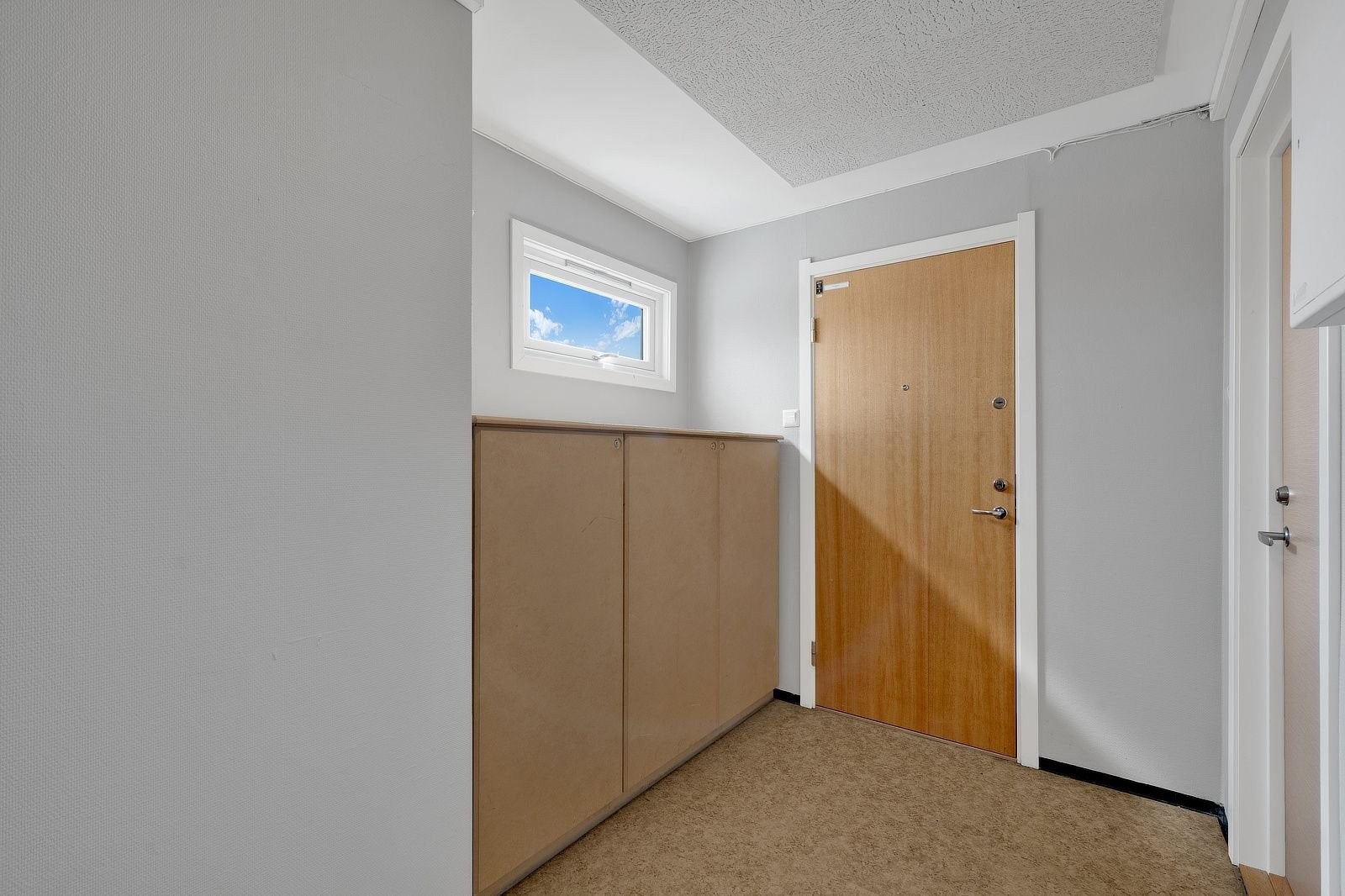 Tre store skap rett utenfor døren Galleribilde