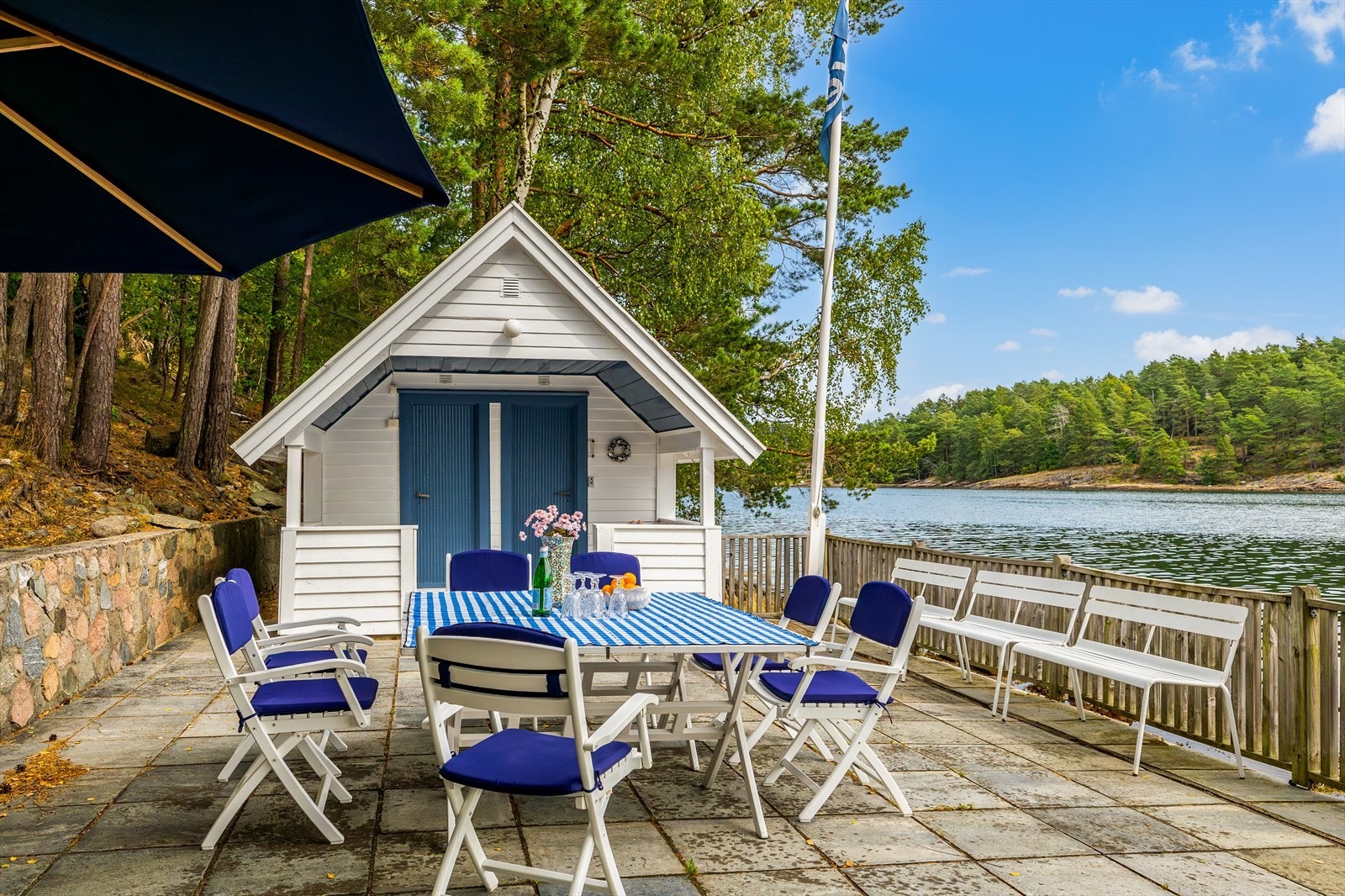 Badehuset er fra 1955, innredet med utedo, innlagt sommervann, og elanlegg oppgradert på 2000-tallet. Galleribilde
