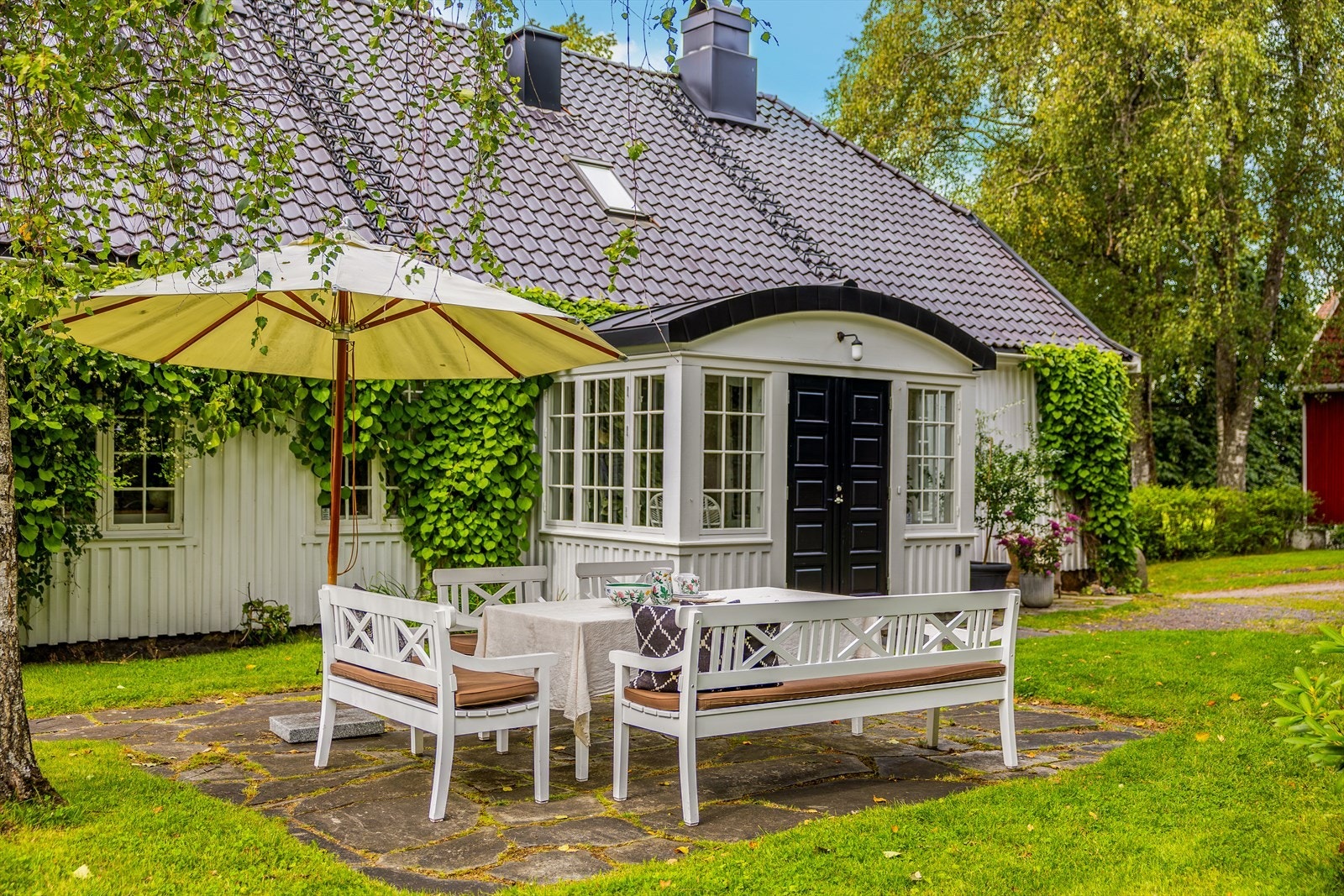 Våningshuset ble påbygd med nytt inngangsparti i 2006 og har markterrasse på siden. Galleribilde