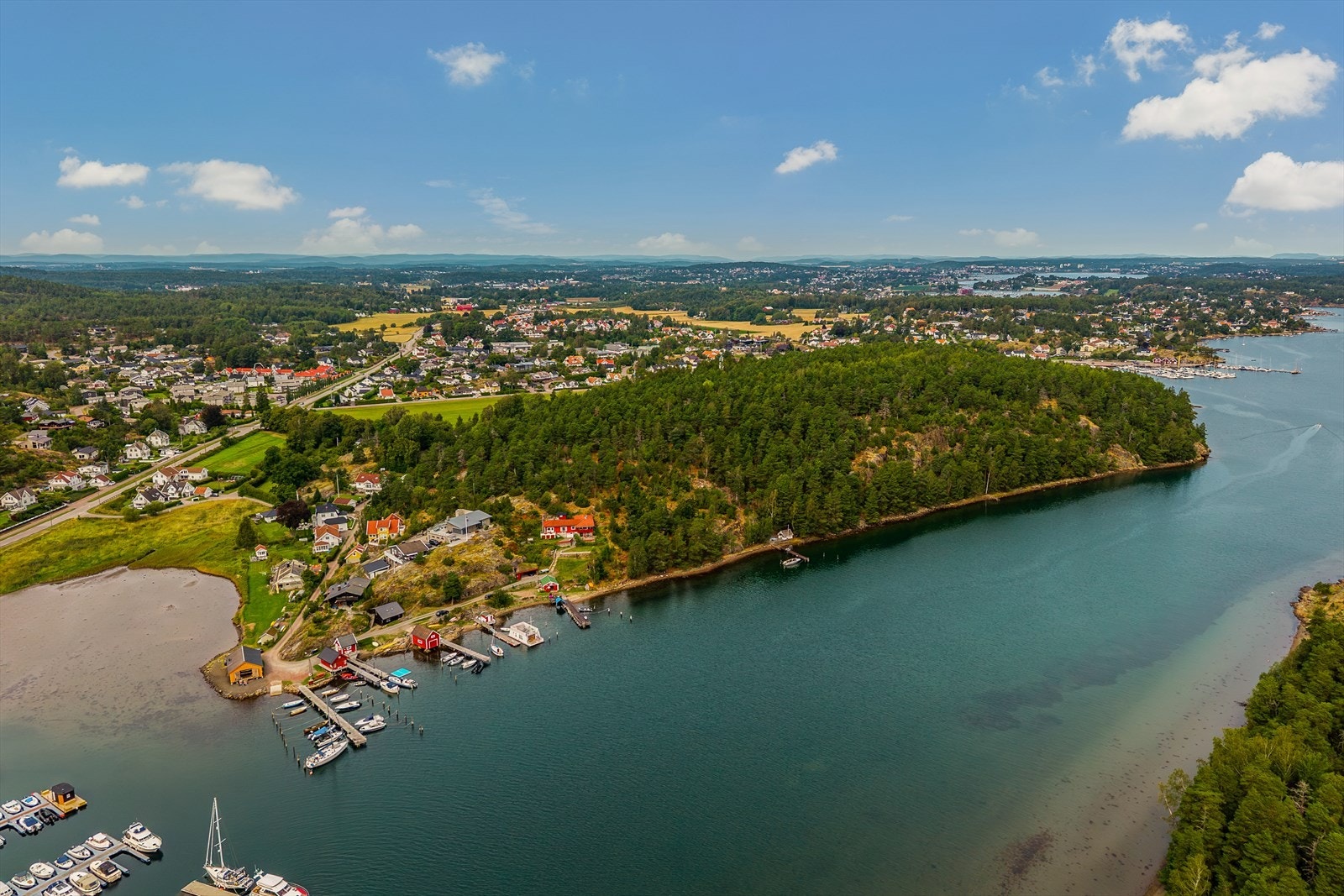 Ulvø gård strekker seg over store deler av odden mot Bjerkøysundet, med grense til Ulvøtangen badeplass i nord. Galleribilde