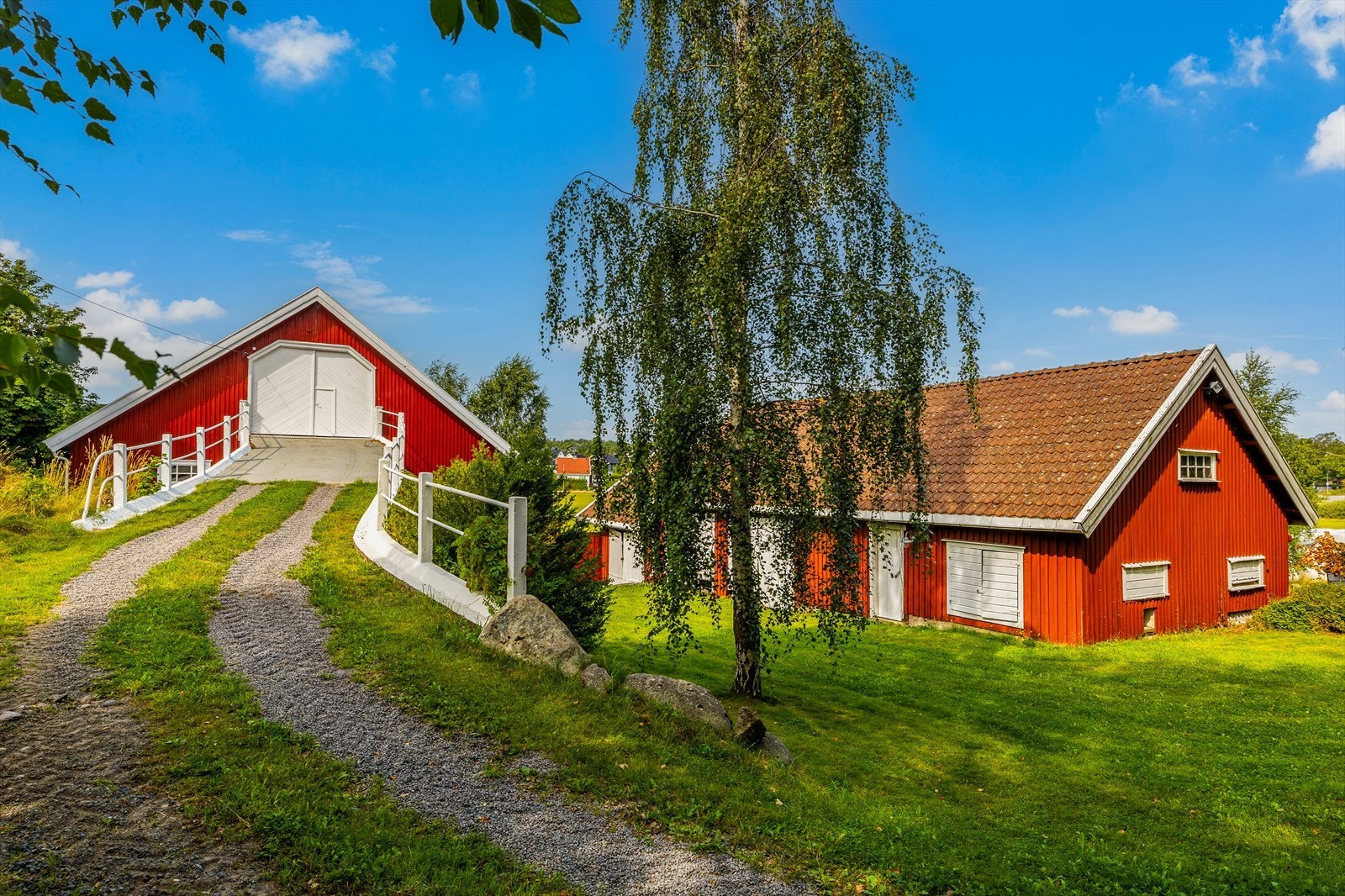 Egen innkjørsel og gårdsplass til låve og vognskjul er praktisk hvis man skal drive næringsvirksomhet. Galleribilde