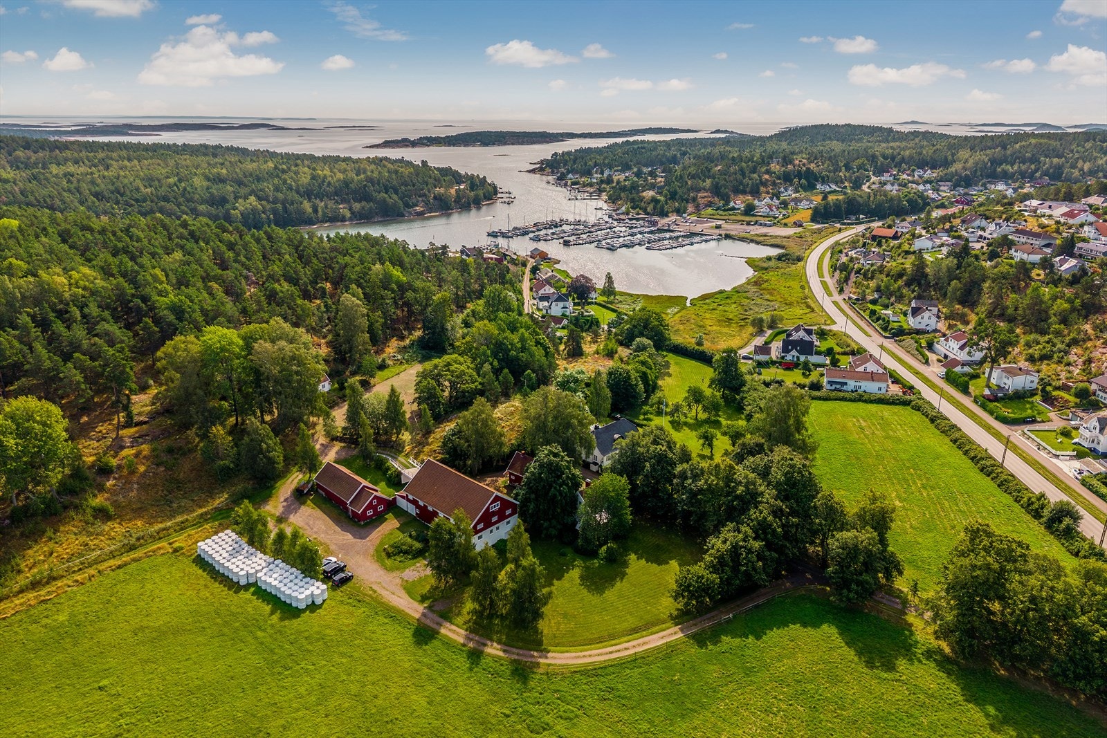 Låven og vognskjulet er smart plassert lengst nord på tomten, med egen innkjørsel og gårdsplass. Galleribilde