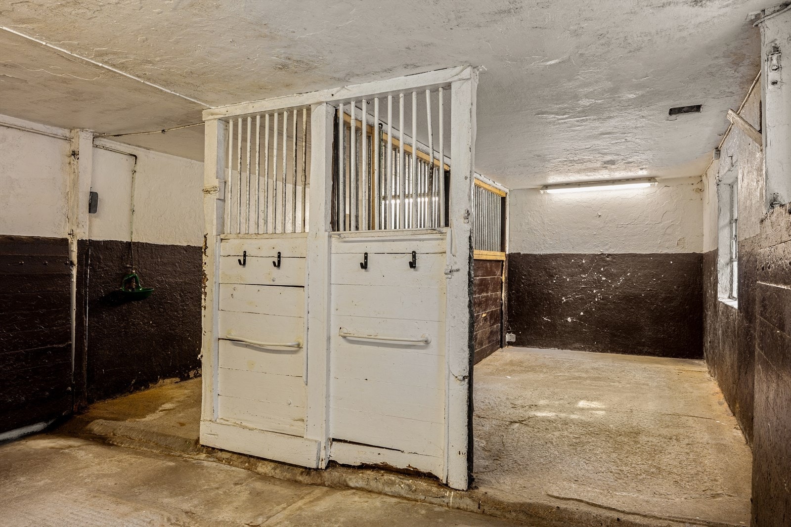 Låven har flere stallbokser, innlagt vann og strøm. Galleribilde