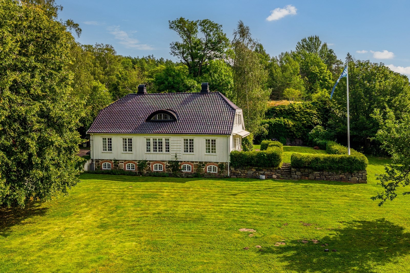 Bygget er vakkert og herskapelig, opprinnelig fra 1800, men godt ivaretatt gjennom årene. Galleribilde
