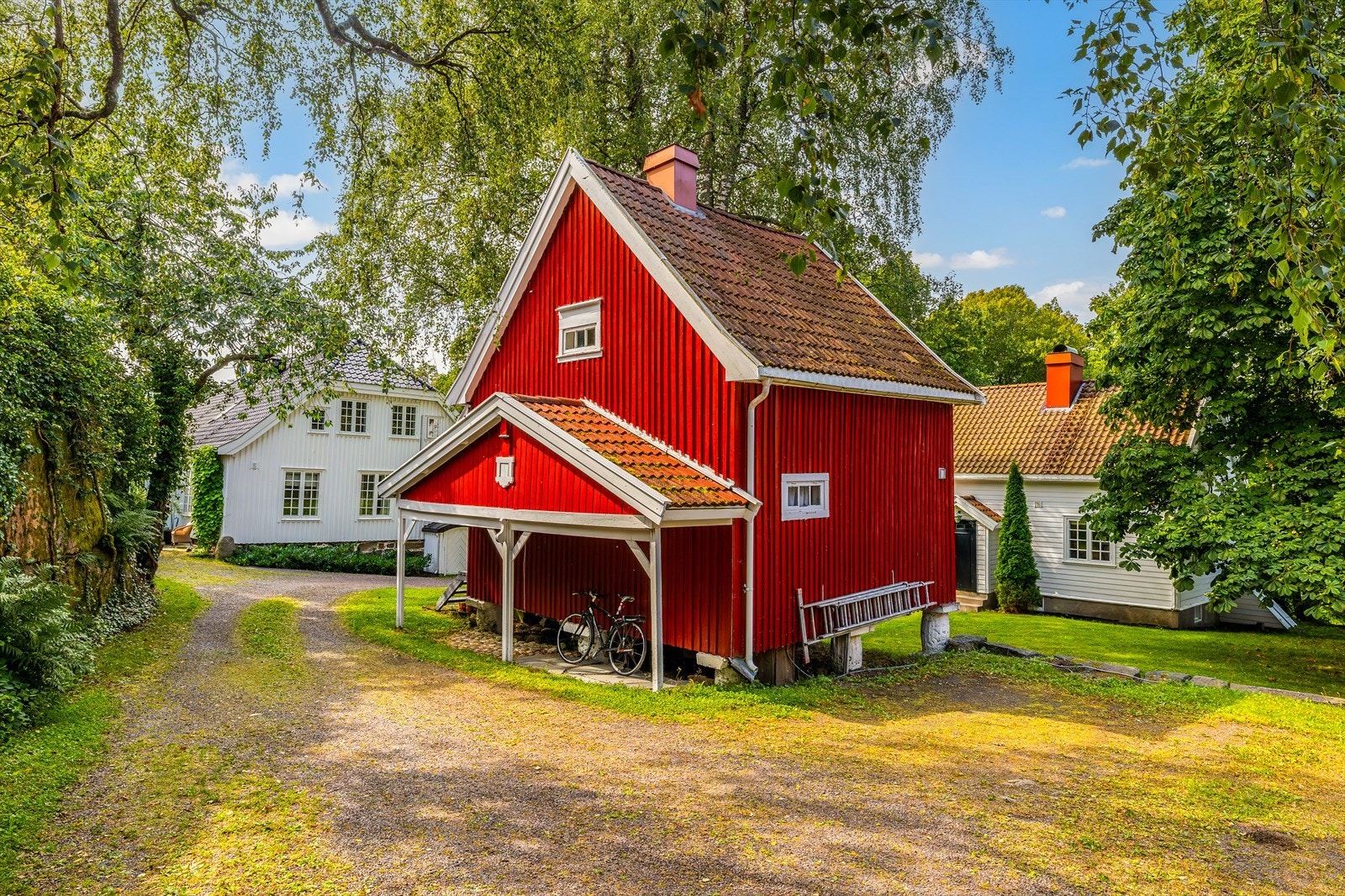 Midt på tunet står et sjarmerende, rødmalt stabbur, innredet som gjestehus. Galleribilde