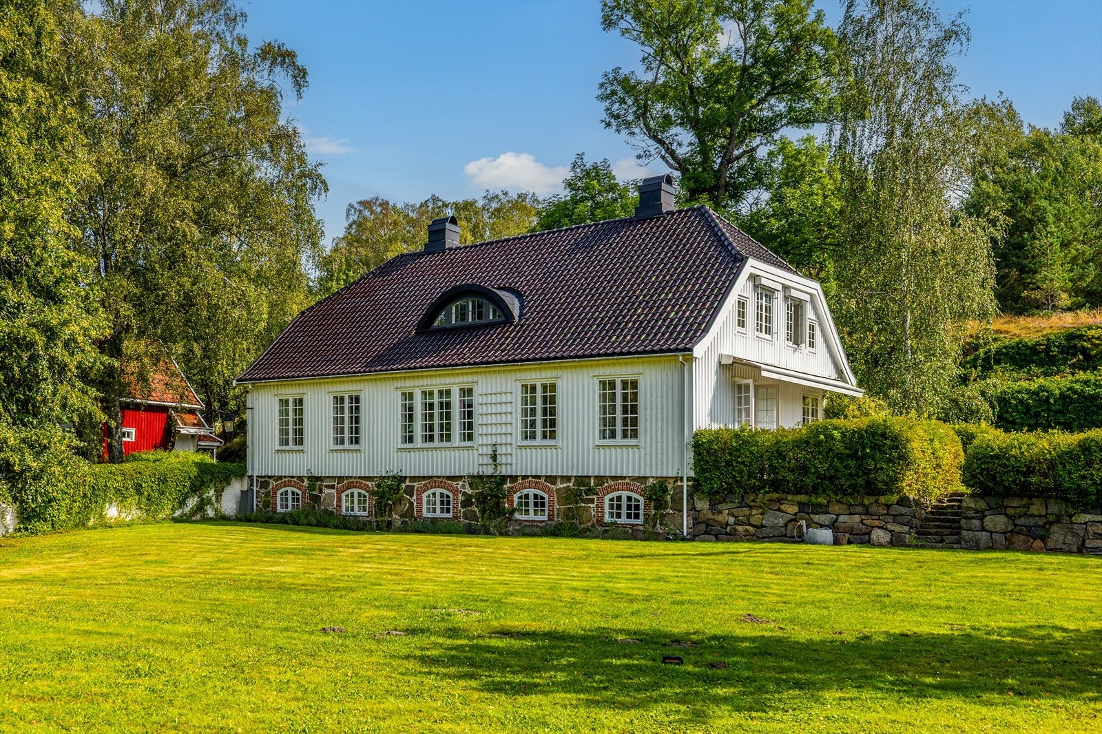 Våningshuset fra 1800 er godt vedlikeholdt med autentisk sjarm og herskapelig stil. Galleribilde