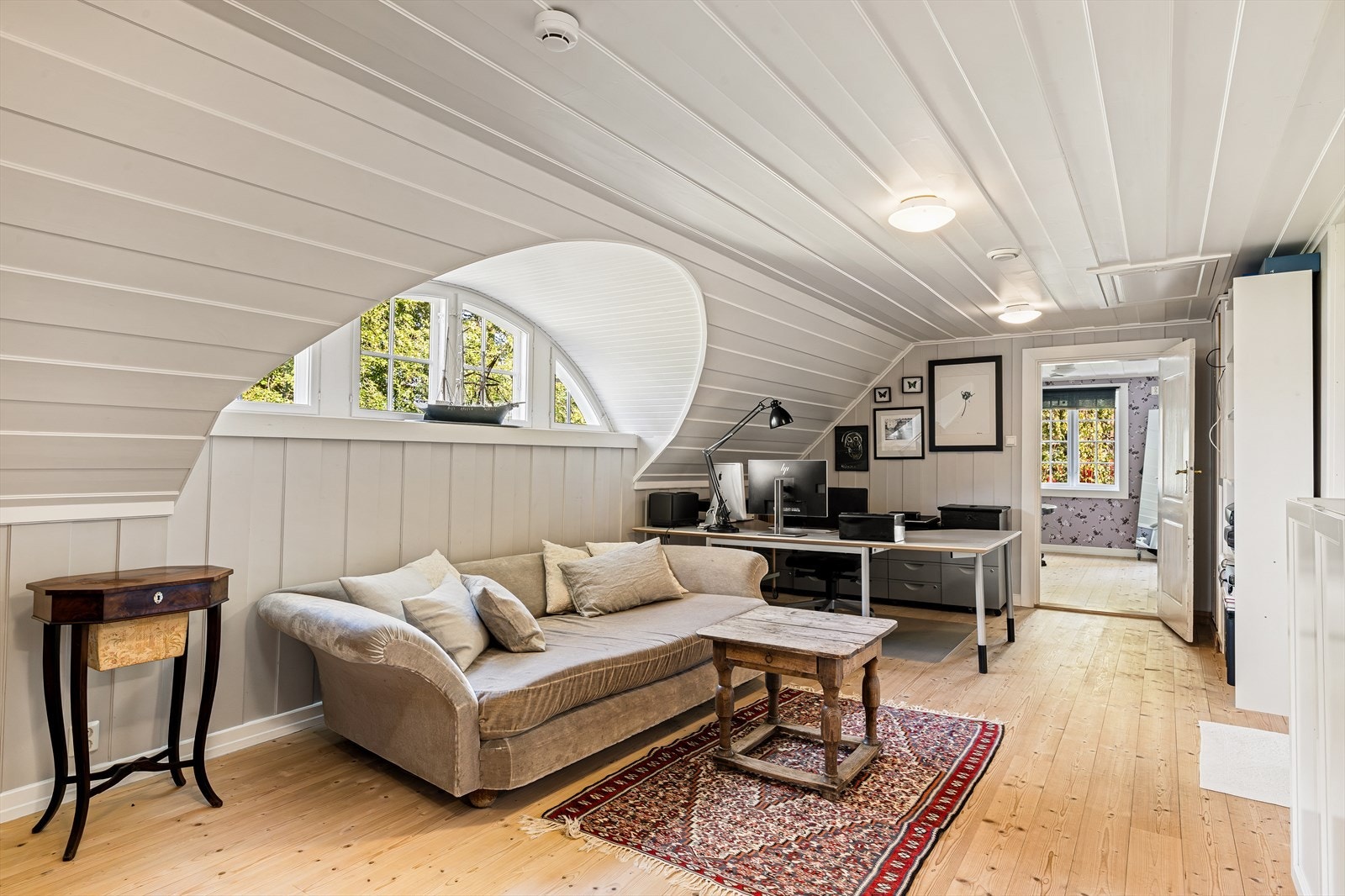 Loftstuen og soverommene ble pusset opp i 2007, og det ble samtidig etablert ark med buet vindu i loftstuen. Galleribilde