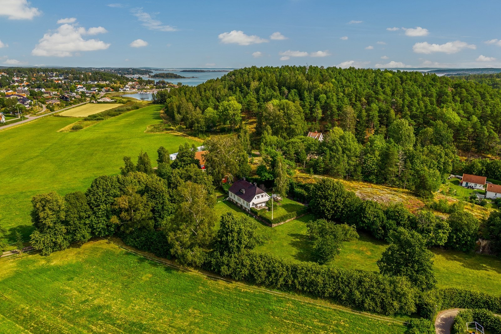 Gårdstunet er parkmessig opparbeidet og har et flott areal, delt inn i flere soner. Galleribilde