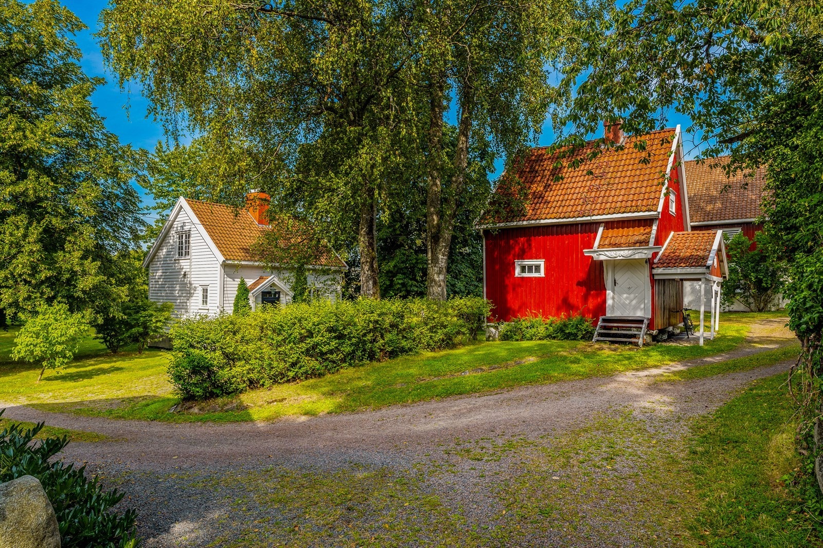 Gårdstunet er sjarmerende med stabbur, låve, vognskjul, to utleieboliger og et staselig våningshus. Galleribilde