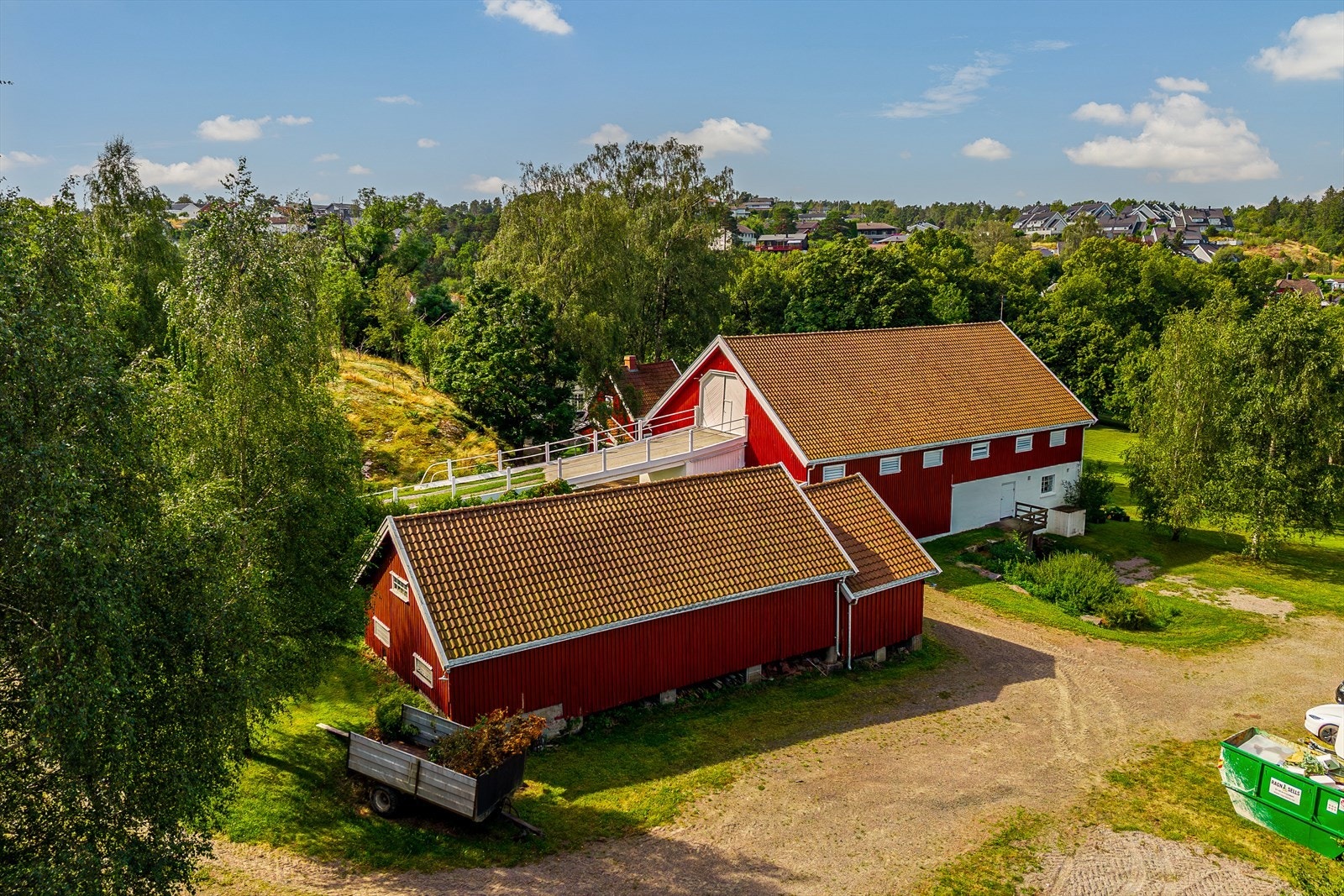 Låven huser blant annet flere stallbokser. Galleribilde