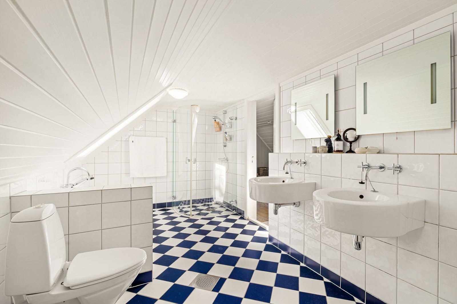 Badekaret er plassert under vinduet, et hyggelig element for store og små. Galleribilde