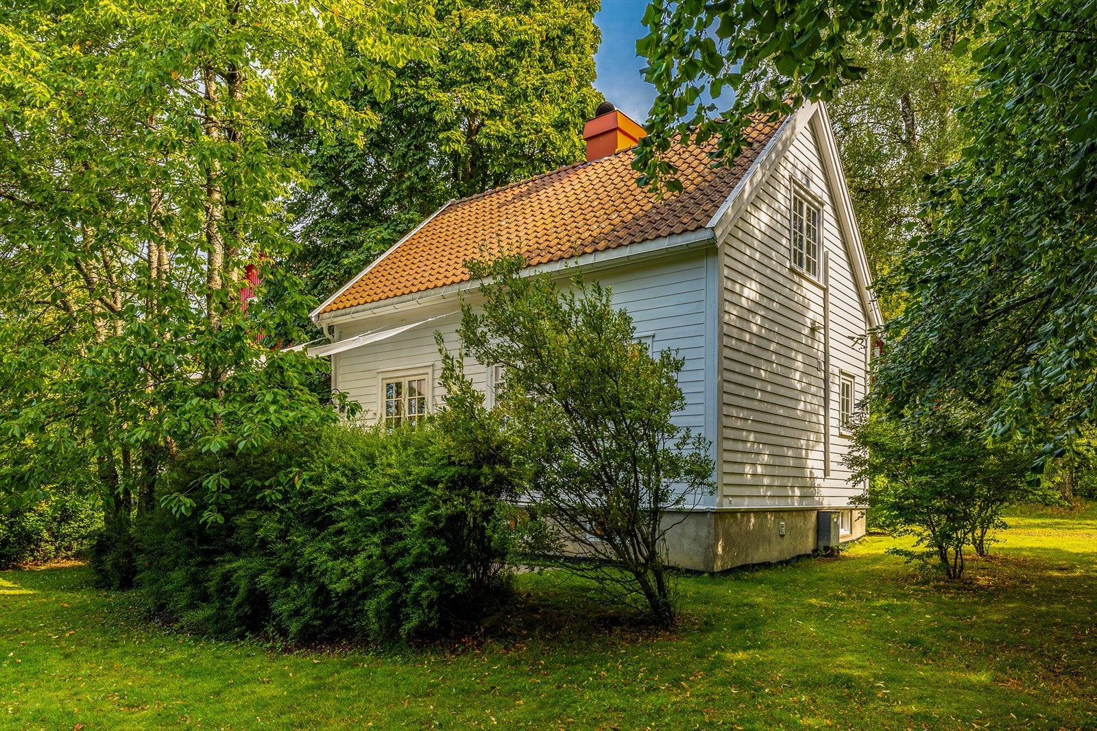 Ved alleen, vest på tunet, står en opprinnelig forpakterbolig, benyttet til utleie. Galleribilde