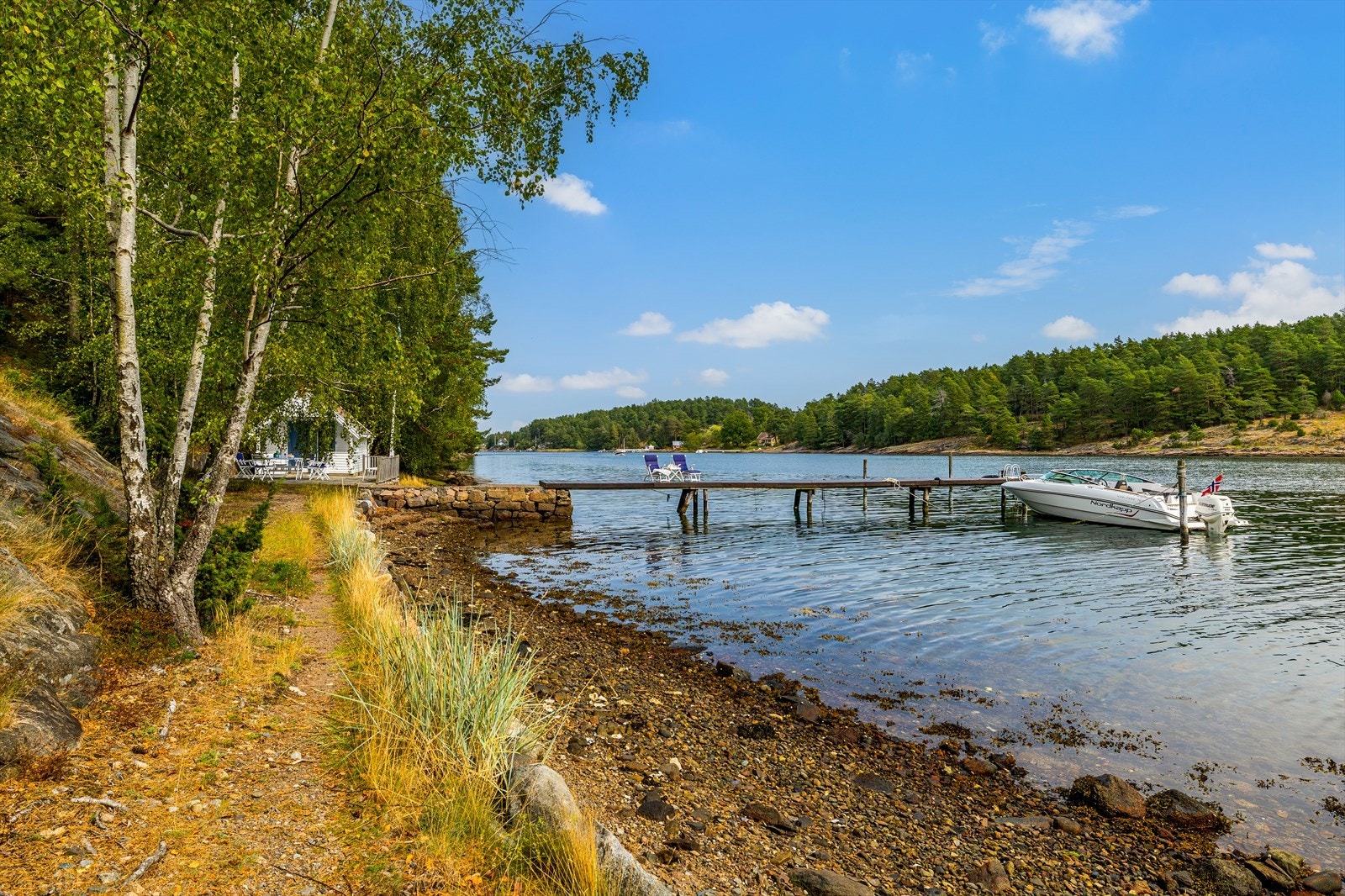 Eiendommen har langs strandlinje mot Bjerkøysundet i øst, hvor det er egen brygge og badehus. Galleribilde