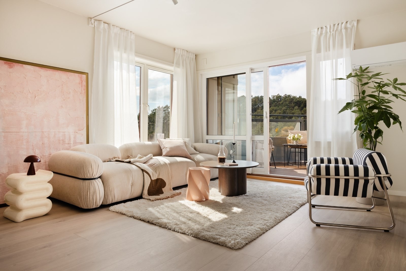 Store vinduer med isolerglass og altandør mot balkongen gir fantastisk lysinnslipp! Galleribilde