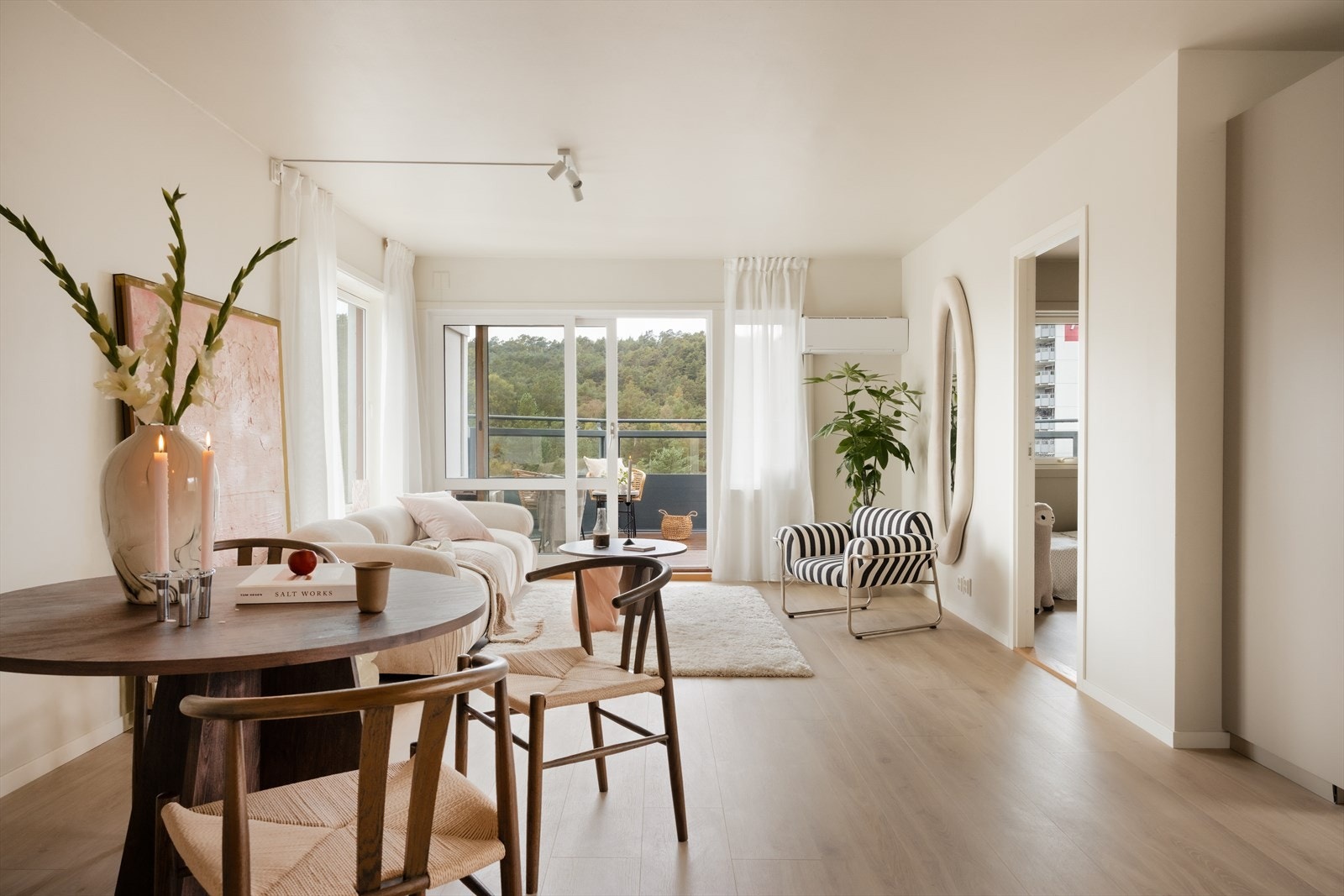 En deilig lun atmosfære, med store oppholdsrom og praktisk planløsning. Galleribilde