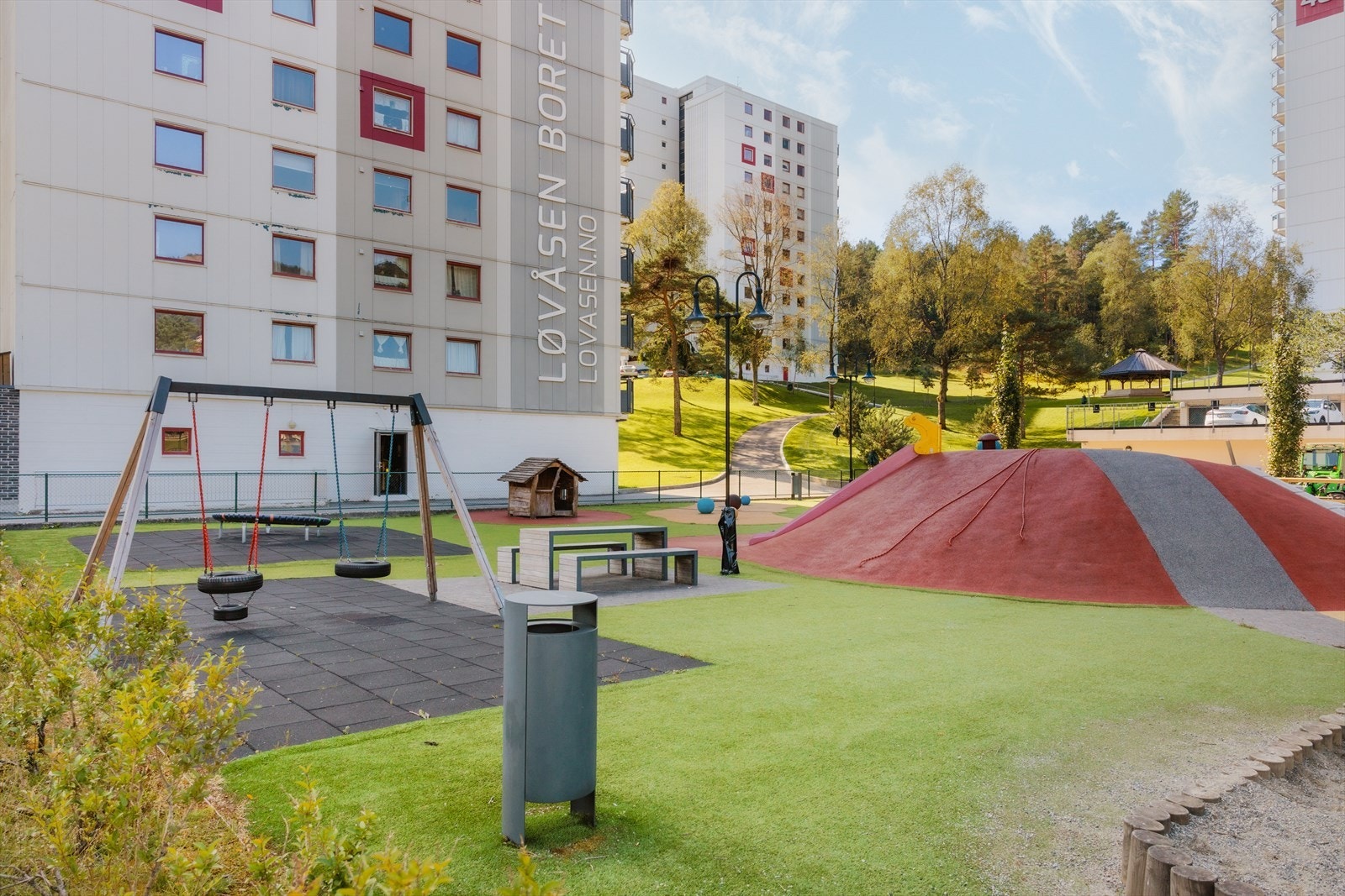Borettslaget eier en felles tomt på ca. 71?400 m², hvor det er opparbeidet parkeringsplasser, lekeområder og fellesarealer. Det finnes også lokaler til leie i Løvåsveien 40 og 21. Galleribilde