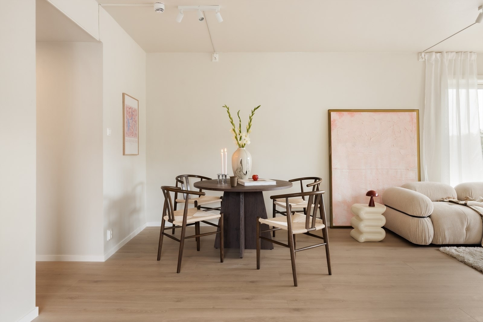 Slette vegger og gulv gir en varm, skandinavisk stemning samtidig som rommet fremstår moderne og åpent. Galleribilde