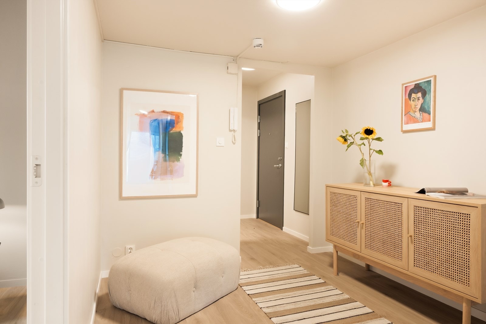 Med 4,3 kvadratmeter gulvareal er det romslig nok til garderobe, sittebenk og speil - her starter og slutter hver dag i ro og orden. Galleribilde