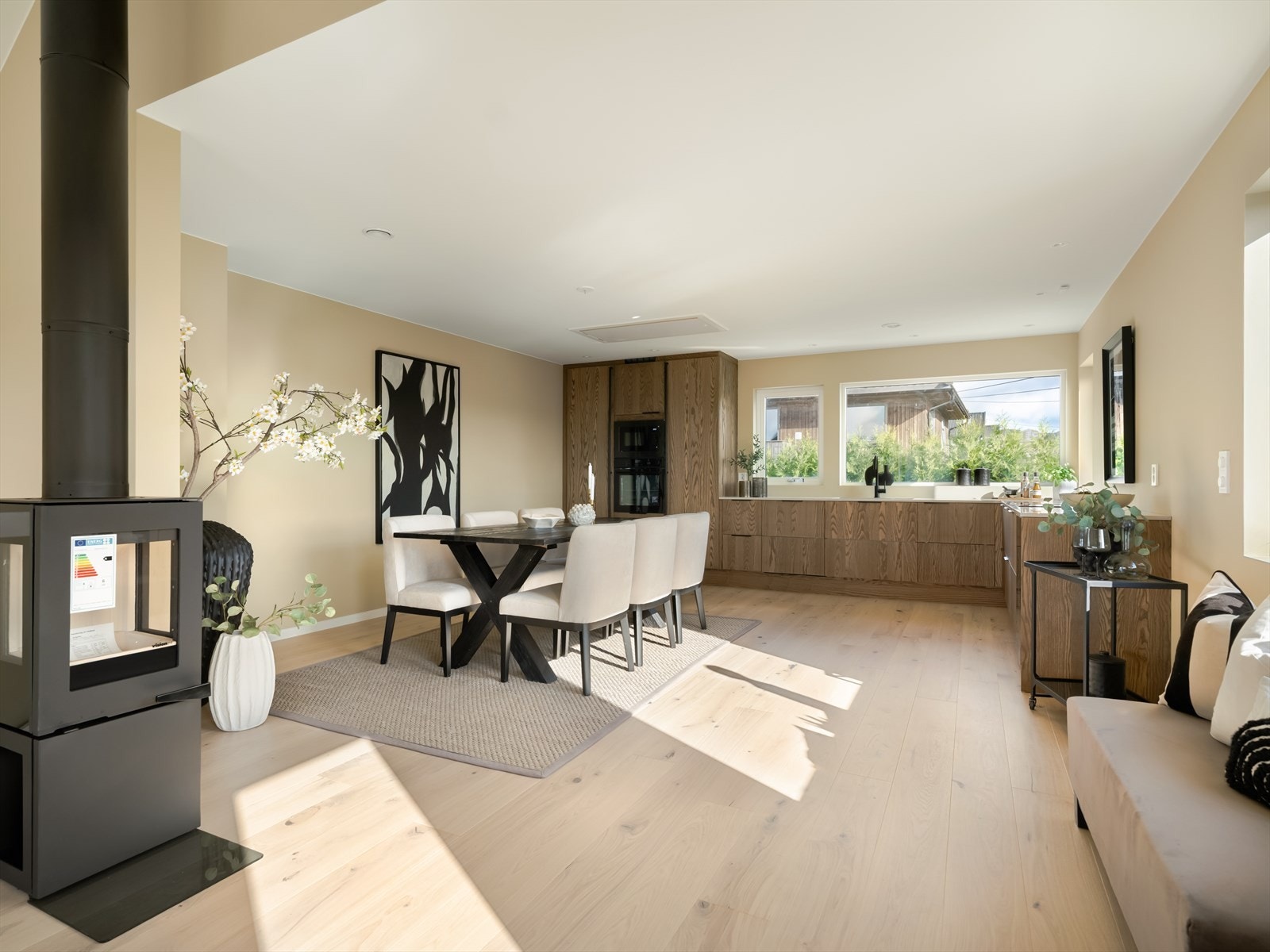 I boligens 2. etasje finner du en nydelig og romslig stue med åpen løsning til kjøkken. Galleribilde