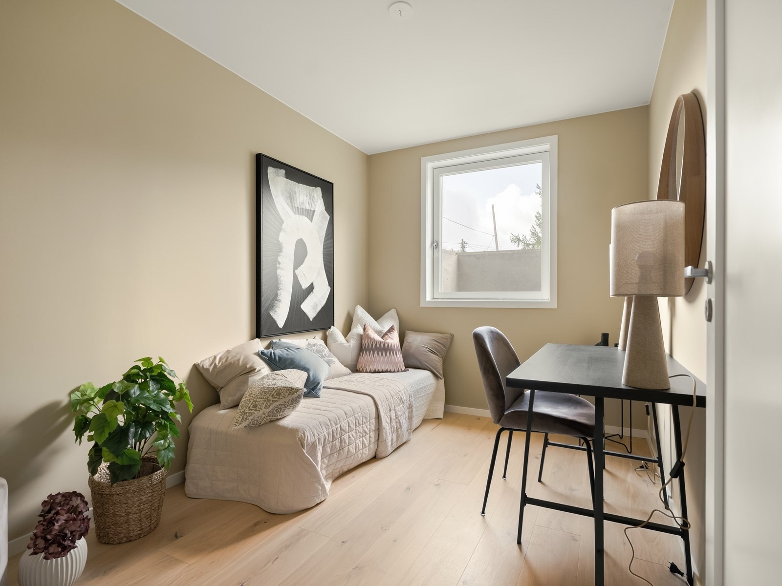 Dette rommet har en fleksibel utforming og passer utmerket som soverom, hjemmekontor eller hobbyrom. Galleribilde