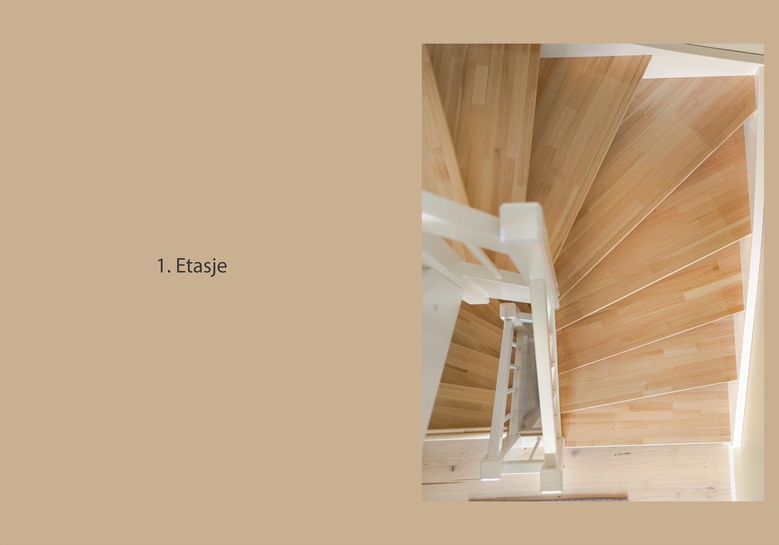 Boligens 1. etasje inneholder entré, toalettrom, bad, soverom, garasje og utvendig bod. Galleribilde