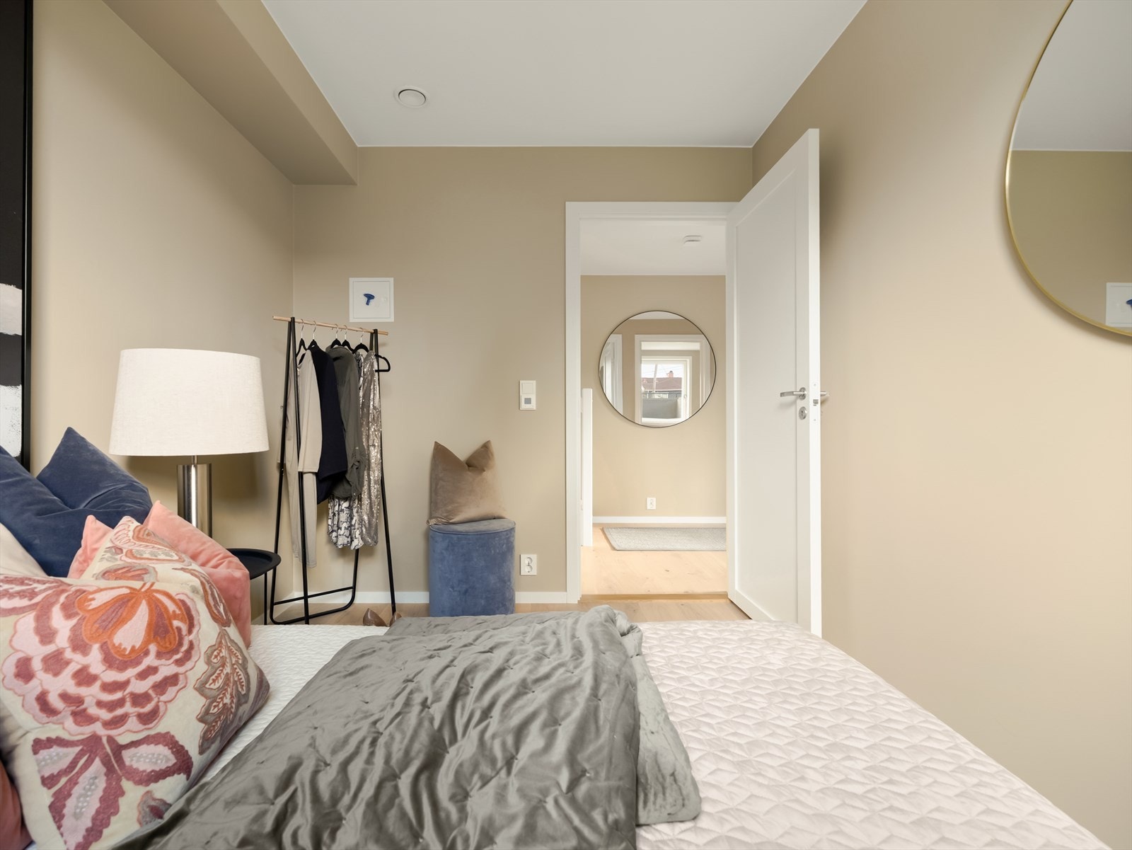 Perfekt som barnerom, ungdomsrom eller for deg som ønsker litt ekstra skjerming og stillhet. Galleribilde