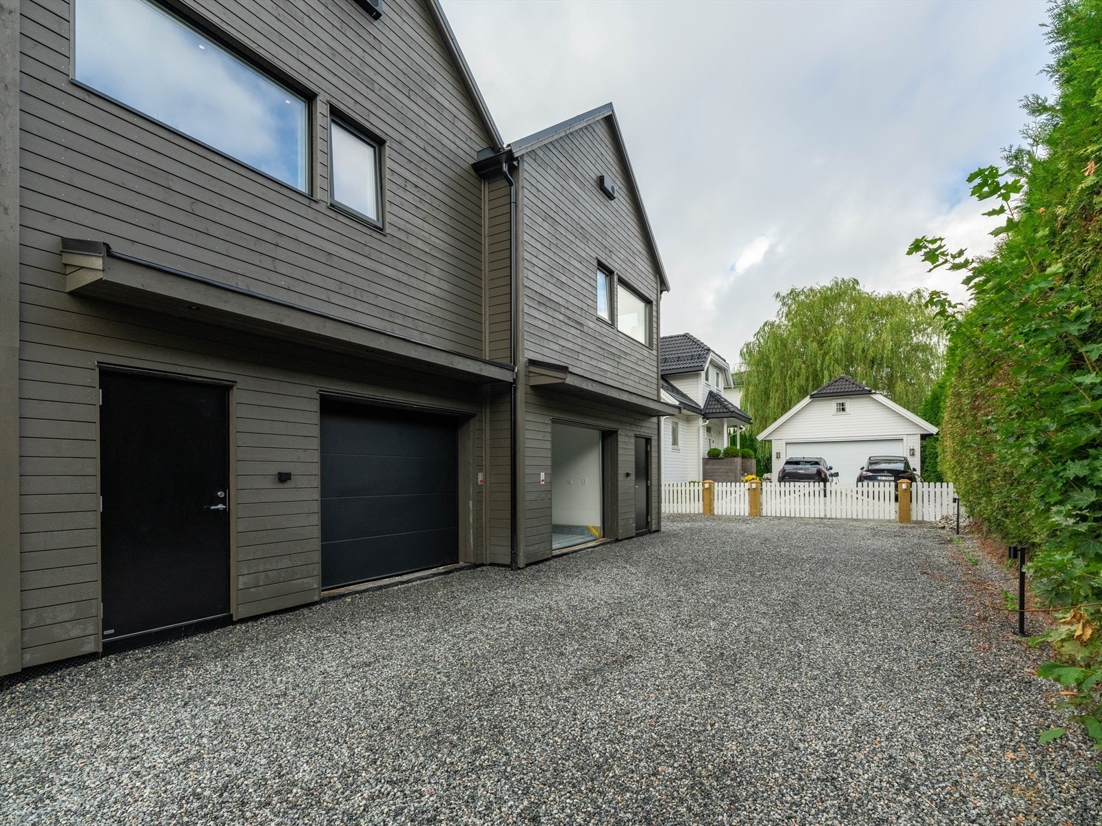 Utearealet er naturlig avgrenset. Hver bolig har eksklusiv bruksrett innenfor sitt respektive avgrensede område. Galleribilde