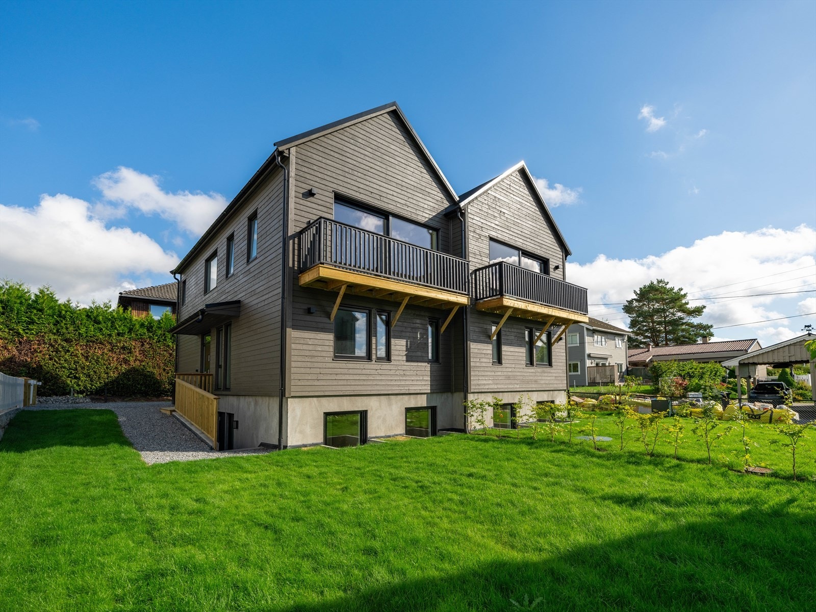 Boligen inneholder alt familien måtte trenge, og man har stor boltreplass både inne i huset og i hagen. Det gjøres oppmerksom på at bildene er av Wilsters vei 2G. Denne boligen er helt lik, bare speilvendt. Galleribilde